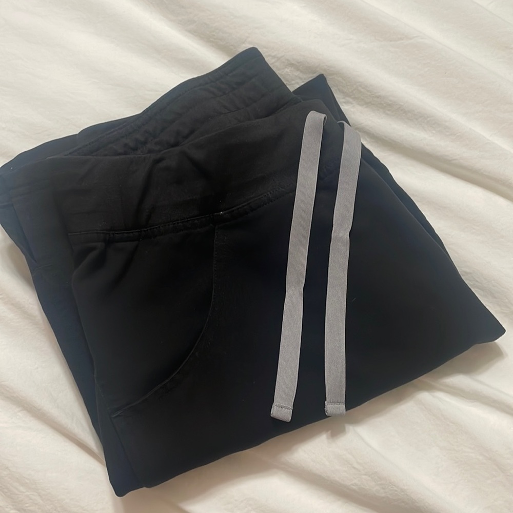 Women’s FIGS Black Kade Cargo Scrub Pants
